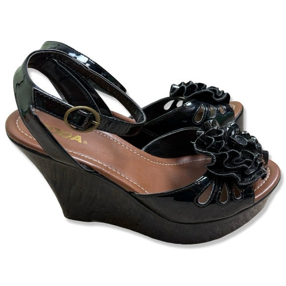 ⭐️SODA Black Patent Wedge Sandals with Rosette and Strap - Picture 3 of 9